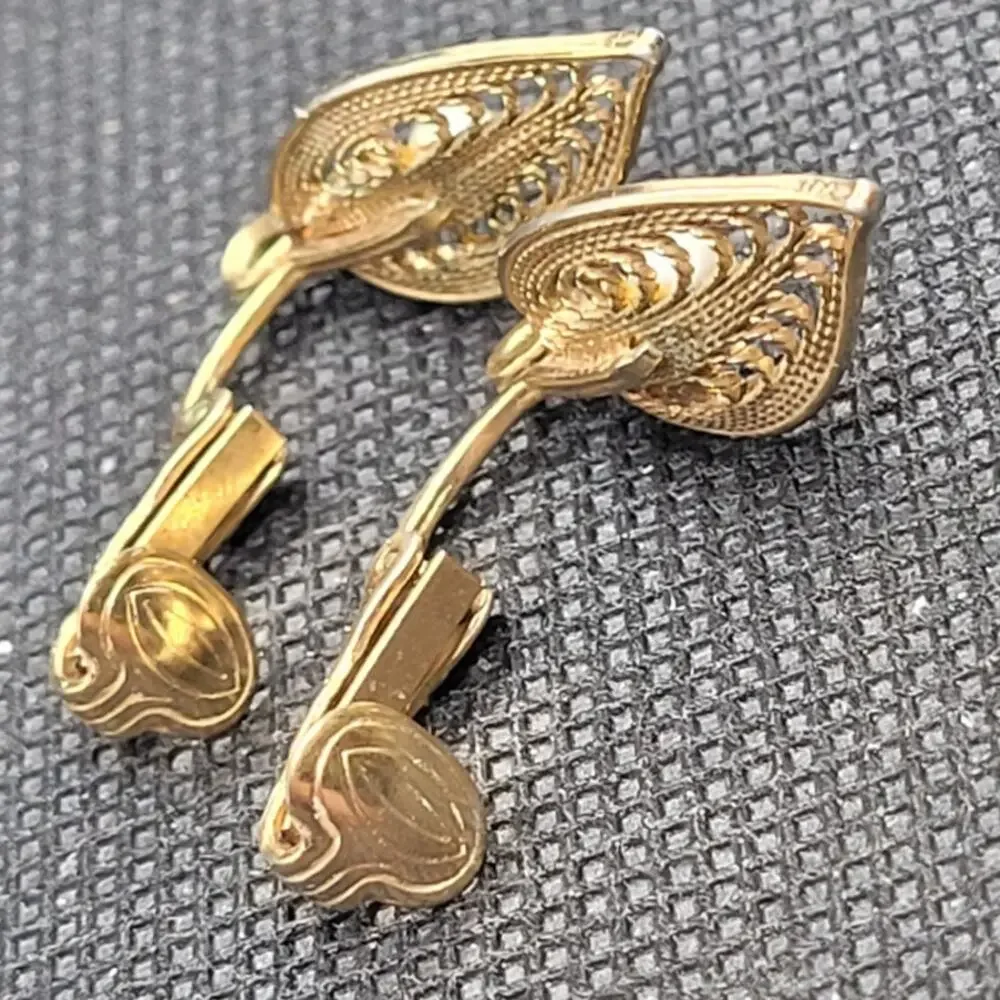 Sarah Coventry Vintage Revival Goldtone Filigree Leaf Faux Pearl Clip On Earring